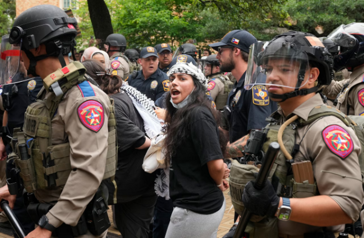 دموکراسی بدون روتوش  پلیس آمریکا زیر تیغ عدالت دانشجویی